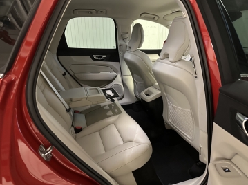 Volvo XC60 B4 MOMENTUM PRO AWD BLIS ACC BLIS CZ 1.MAJ. DPH_41