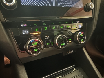Škoda Octavia 3 STYLE 1.6 TDI ACC LED BLIND POLOKŮŽE CZ_43