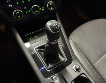 Škoda Octavia 3 STYLE 1.6 TDI ACC LED BLIND POLOKŮŽE CZ_43